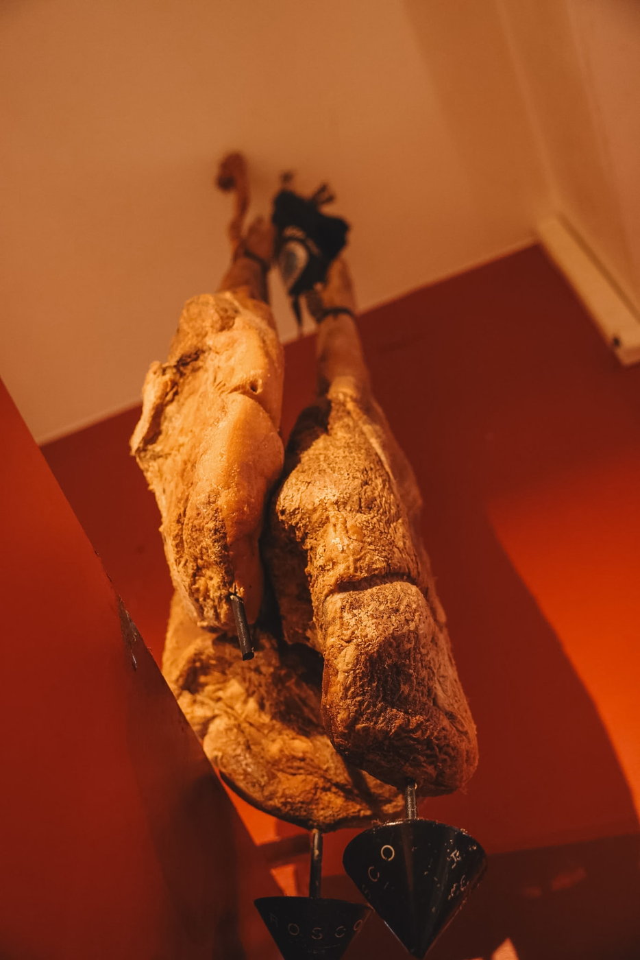 Le jambon suspendu du Bar Basque Bayonne