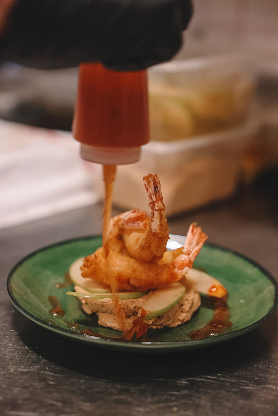 Tempura de gambas, pommes & mousse cacahuète du Bar Basque Bayonne