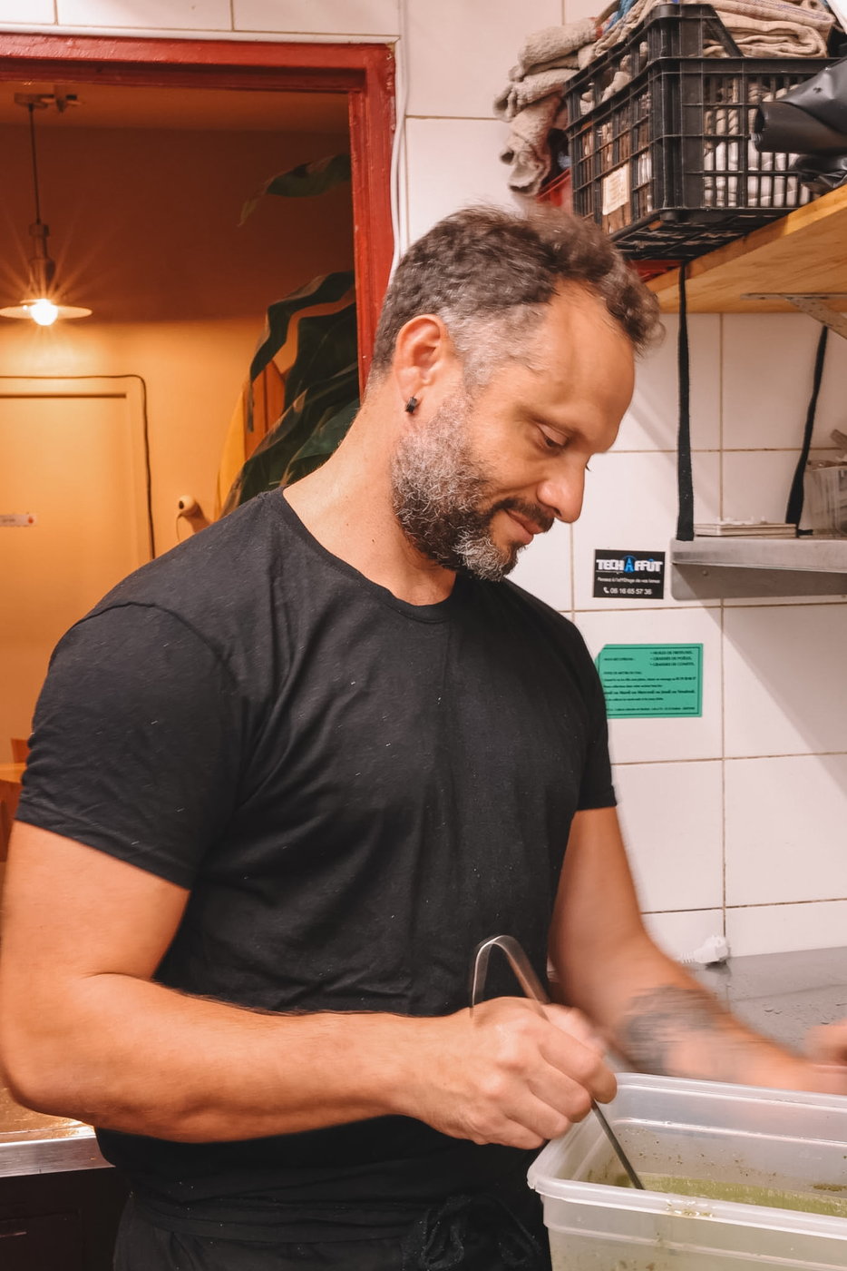 Le chef du Bar Basque en cuisine