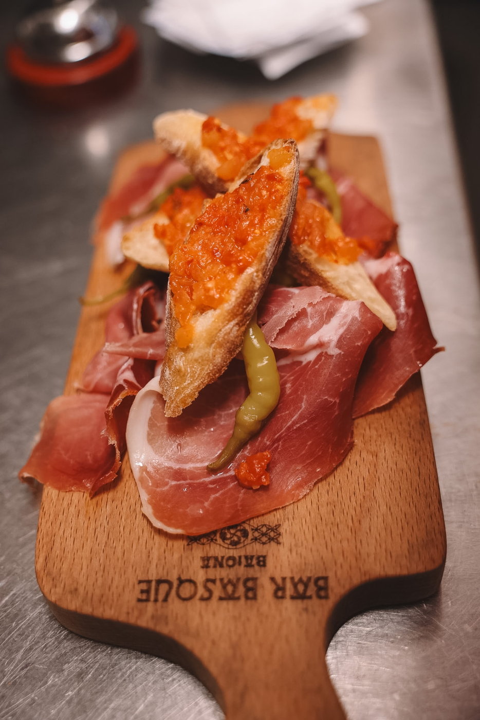 Les planches de jambon à partager du Bar Basque Bayonne